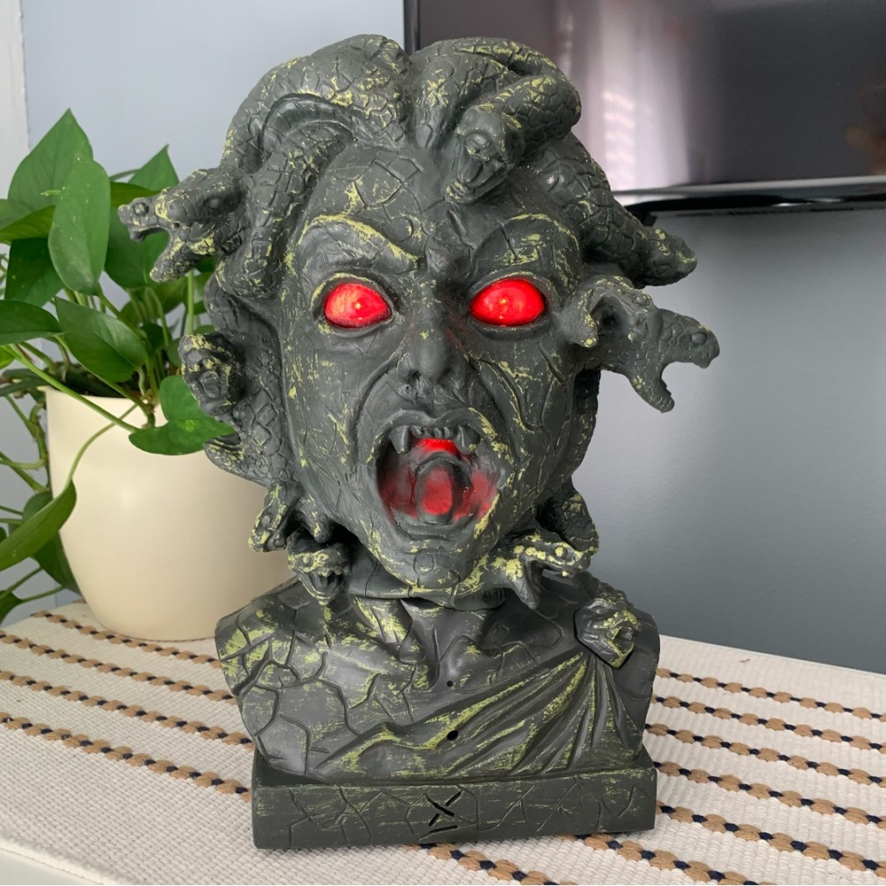 2011 Animated Light Up Medusa Head Halloween